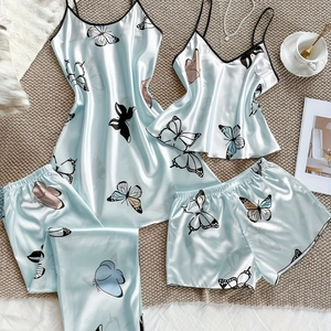 Ensemble de pyjama 4 pièces en satin bleu clair avec imprimés papillons et texture soie