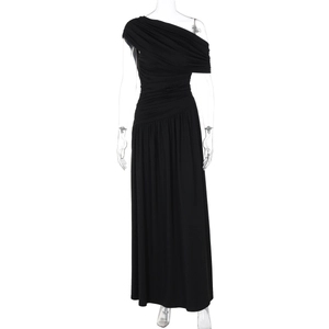 Elegante abito lungo nero monospalla con corpino arricciato e gonna lunga fluida