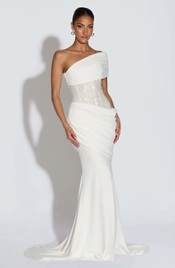 Détails de la taille perlée et des plis drapés sur cette élégante robe de soirée blanche