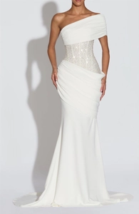 Détail de la robe de soirée sirène blanche à une épaule avec sequins argentés et perles