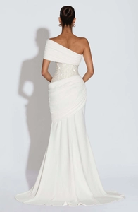Vue arrière détaillée de la robe de soirée blanche à une épaule avec paillettes et traîne
