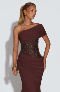 Détail de robe longue chocolat à une épaule avec corsage plissé et taille à paillettes