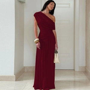 Eleganter burgunderroter One-Shoulder-Abendkleid mit geraffter Taille und langem Saum