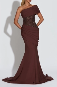 Détails de broderie de paillettes et drapé élégant sur la robe de soirée marron chocolat