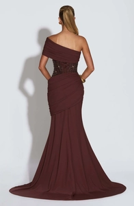Détail de robe sirène dos nu marron chocolat avec maille pailletée et laçage au dos