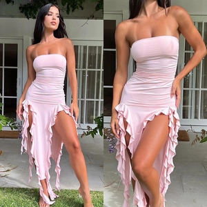 Detalle del vestido rosa palabra de honor con fruncido y dobladillo asimétrico de volantes