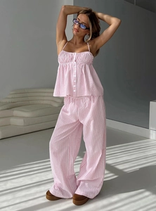 Détail d'un ensemble de pyjama rayé rose et blanc avec caraco et pantalon large fluide