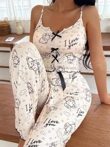 Detalle de camisola con estampado de osos con lazos negros y ribete de lechuga