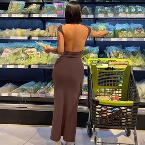 Εφαρμοστό εξώπλατο μάξι φόρεμα bodycon σε καφέ χρώμα με μίνιμαλ καλοκαιρινό σχέδιο