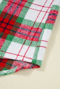 Detail der rot-grünen Karo-Wolljacke mit weicher Textur und hochwertigen Nähten