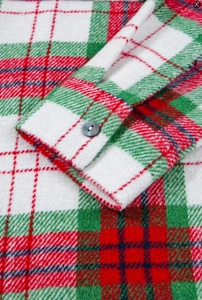 Detail eines rot-grünen Flanellhemds mit Knopf und hochwertiger Verarbeitungsqualität