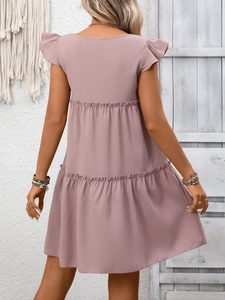 Vue arrière d'une robe bohème vieux rose avec manches à volants et jupe à plusieurs niveaux
