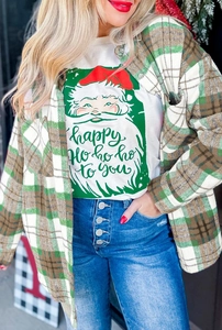 Detail von karierter Hemdjacke über Weihnachts-T-Shirt und High-Waist-Jeans
