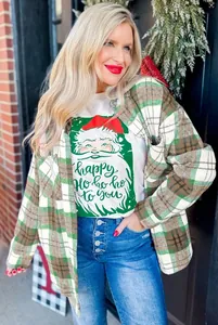 Detail von Weihnachts-Karohemd über Santa-Grafik-T-Shirt mit High-Waist-Knopf-Jeans