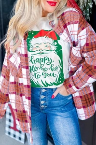Detail von Santa-Print T-Shirt kombiniert mit Karoflauschhemd und Knopfleiste-Jeans