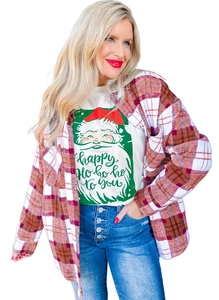 Detail eines roten Flanellhemdes über einem festlichen Weihnachts-T-Shirt und blauen Jeans
