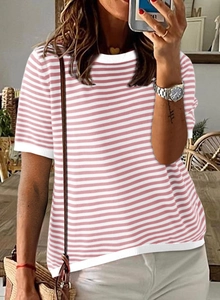 Primer plano de jersey de rayas rosa y blanco de manga corta con cuello redondo y ribetes