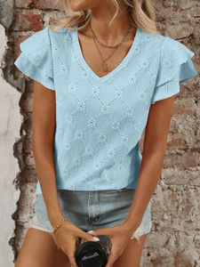 Dettaglio top azzurro con scollo a V, trama all'uncinetto e maniche con volant eleganti