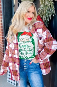 Festliches Outfit mit rot-weiß kariertem Flanellhemd und weihnachtlichem Grafik-T-Shirt