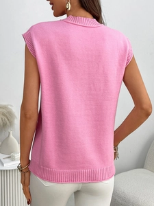 Vista posteriore dettagliata del gilet in maglia rosa con bordo a costine