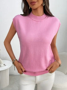 Vista dettagliata del gilet in maglia rosa con bordi a costine su collo e orlo