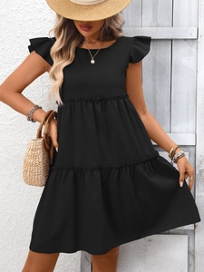Détail d'une robe d'été noire avec manches à volants et jupe à plusieurs couches