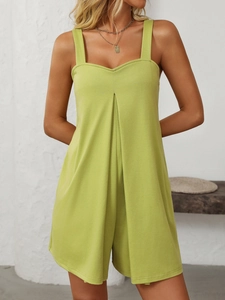 Dettaglio di tutina senza maniche verde lime con scollo a cuore e pieghe sul corpetto