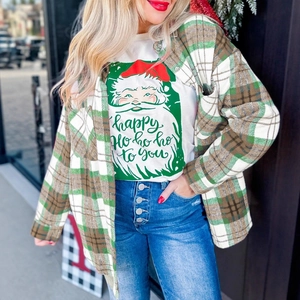 Damen Karohemd mit Weihnachtsmann-T-Shirt und Jeans mit dekorativen Metallknöpfen