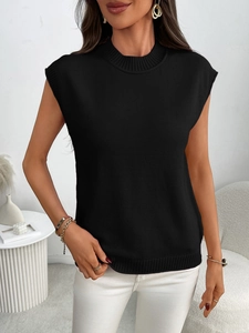 Dettaglio della trama a costine sullo scollo e sulla manica del top in maglia nero