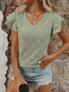 Dettaglio del top verde salvia con scollo a V, maglia pointelle e maniche con volant