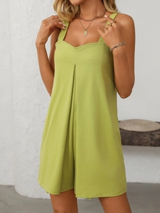 Dettaglio della tutina estiva verde con design a pieghe sul petto e spalline sottili