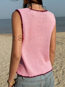Gros plan d'un débardeur en maille rose avec bordure au crochet violet foncé