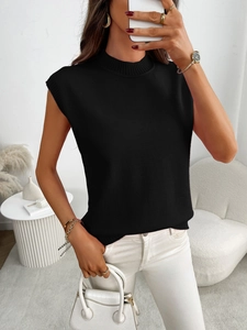 Dettaglio di un gilet in maglia nera senza maniche con collo alto per uno stile business