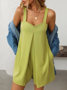 Dettaglio tutina verde avocado con scollo a V, trama in maglia e camicia di jeans a strati