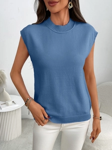 Dettaglio del top in maglia blu senza maniche con collo e orlo a coste rifiniti
