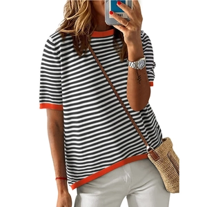 Camiseta de punto para mujer con rayas blancas y negras y bordes naranjas vibrantes