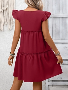 Vue détaillée d'une mini-robe bohème rouge foncé avec manches volantées et jupe à volants