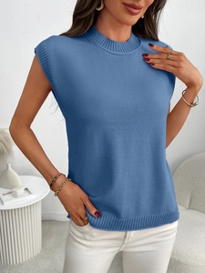 Dettaglio del maglione in maglia blu senza maniche con girocollo e trama a coste fitte