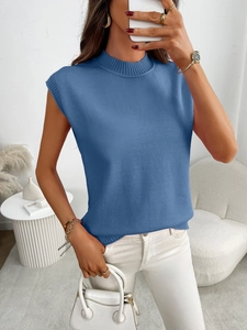 Dettaglio del top in maglia blu senza maniche con girocollo a coste e tessuto