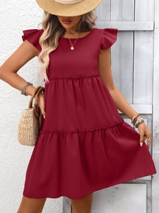 Détail d'une robe babydoll rouge foncé avec manches volantées et jupe à volants