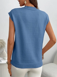 Dettaglio del gilet senza maniche in maglia blu con scollatura a coste e consistenza
