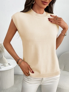 Dettaglio ravvicinato del maglione beige senza maniche in maglia a coste fini