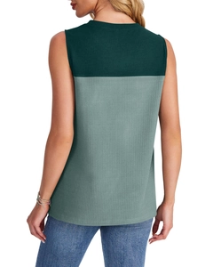 Détail macro du tricot côtelé sur un haut sans manches bicolore à col rond pour femme