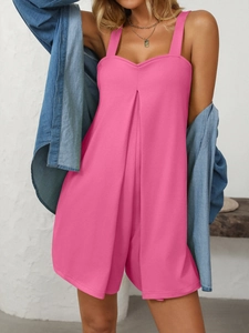 Dettaglio della tuta rosa con spalline larghe, scollo a V e vestibilità estiva casual