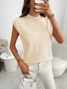 Dettaglio del gilet in maglia bianco crema con collo rotondo a coste e trama fine