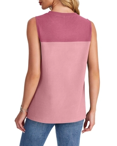Détail du haut tricoté sans manches bicolore rose avec tissu côtelé et col rond