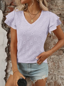 Dettaglio del top in maglia color lavanda con ricami traforati e maniche a balze