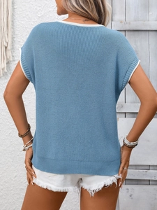 Vista posteriore dettagliata di un gilet in maglia blu con bordi bianchi a contrasto