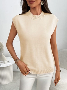 Dettaglio del gilet in maglia beige senza maniche con girocollo e bordi a costine