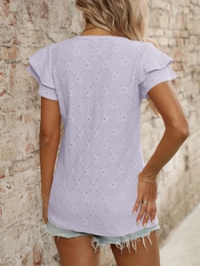 Dettaglio del top in maglia pointelle viola chiaro con eleganti maniche a volant